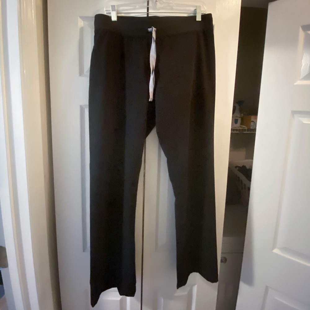 EUC Black FIGS Livingston